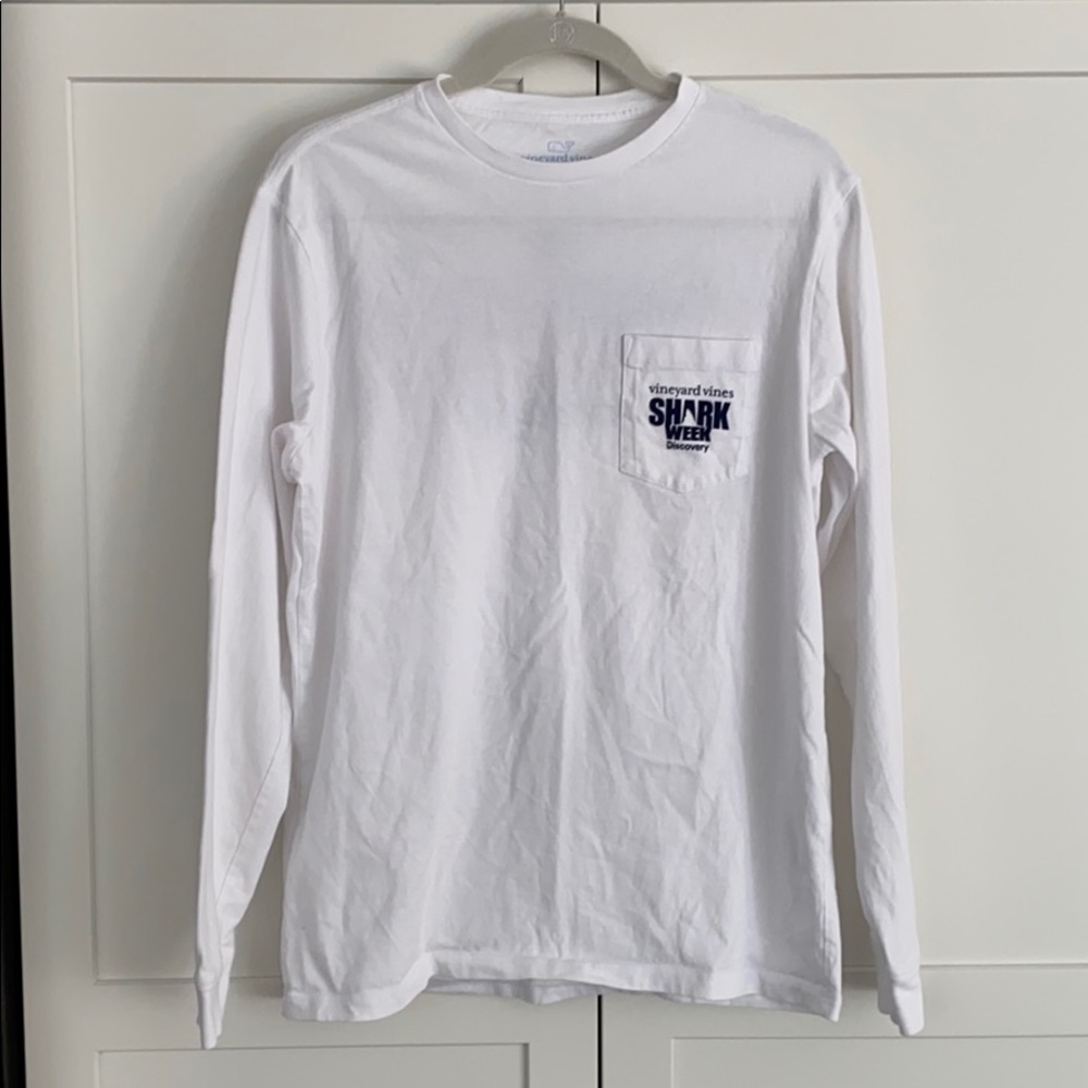 Vineyard vines a shark week long sleeve T-shirt